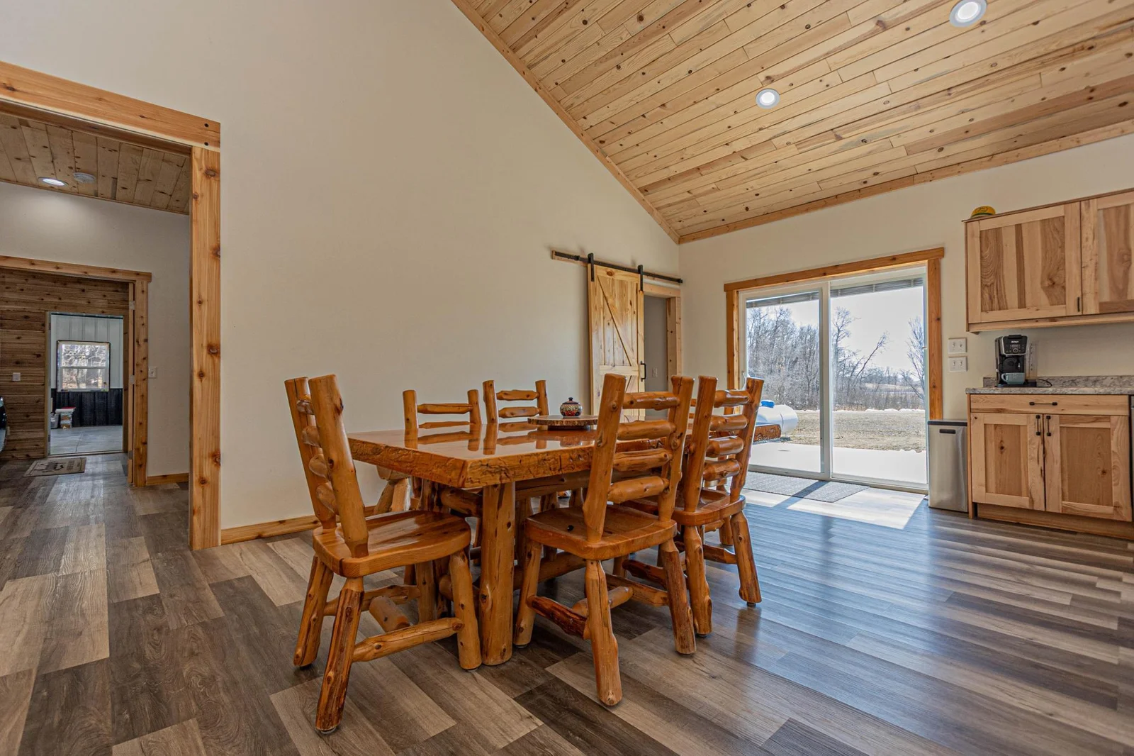 Dining w/ outside patio.jpg