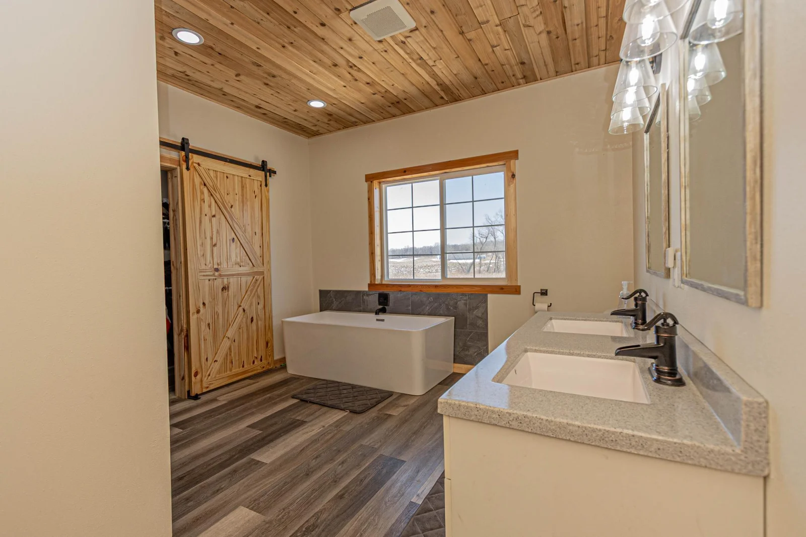 Double Vanity & Soaker Tub.jpg