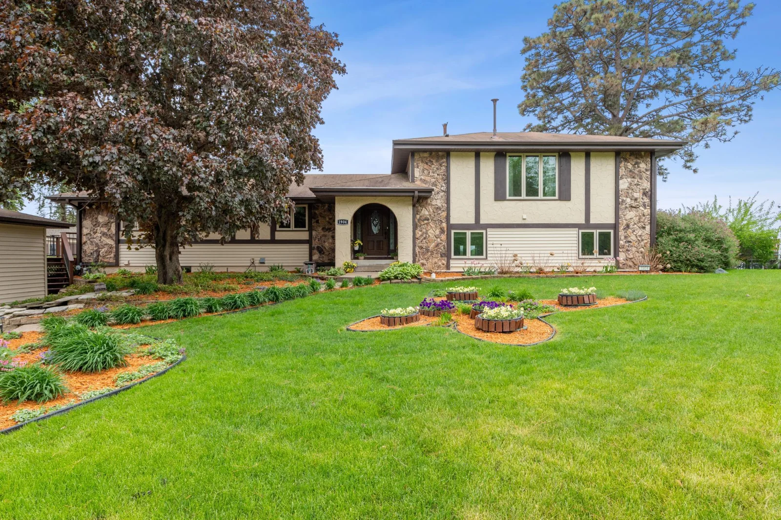 Spacious front yard with well maintained landscaping