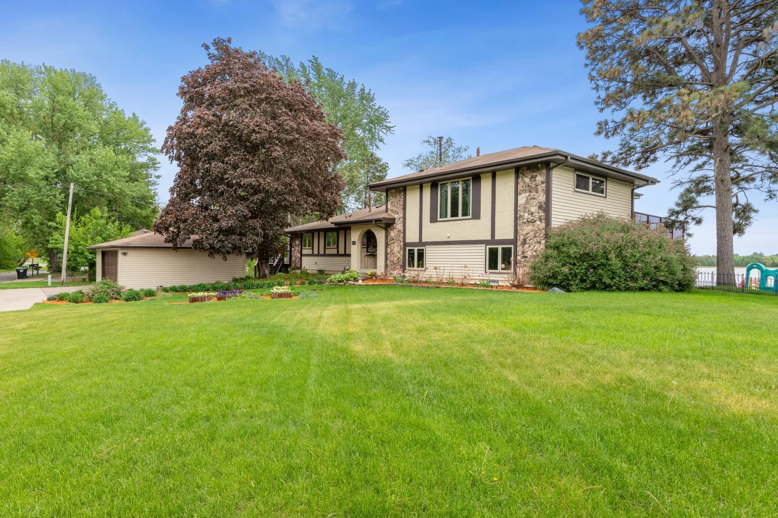 Spectacular 4 bedroom 3 bathroom home on Ham Lake!