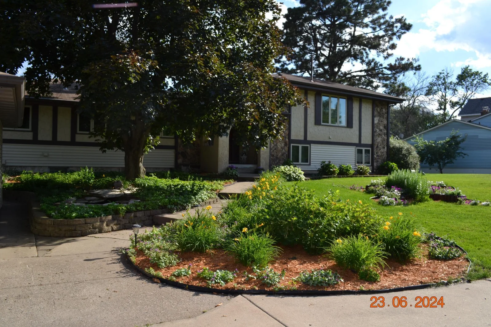 Well maintained front yard landscaping