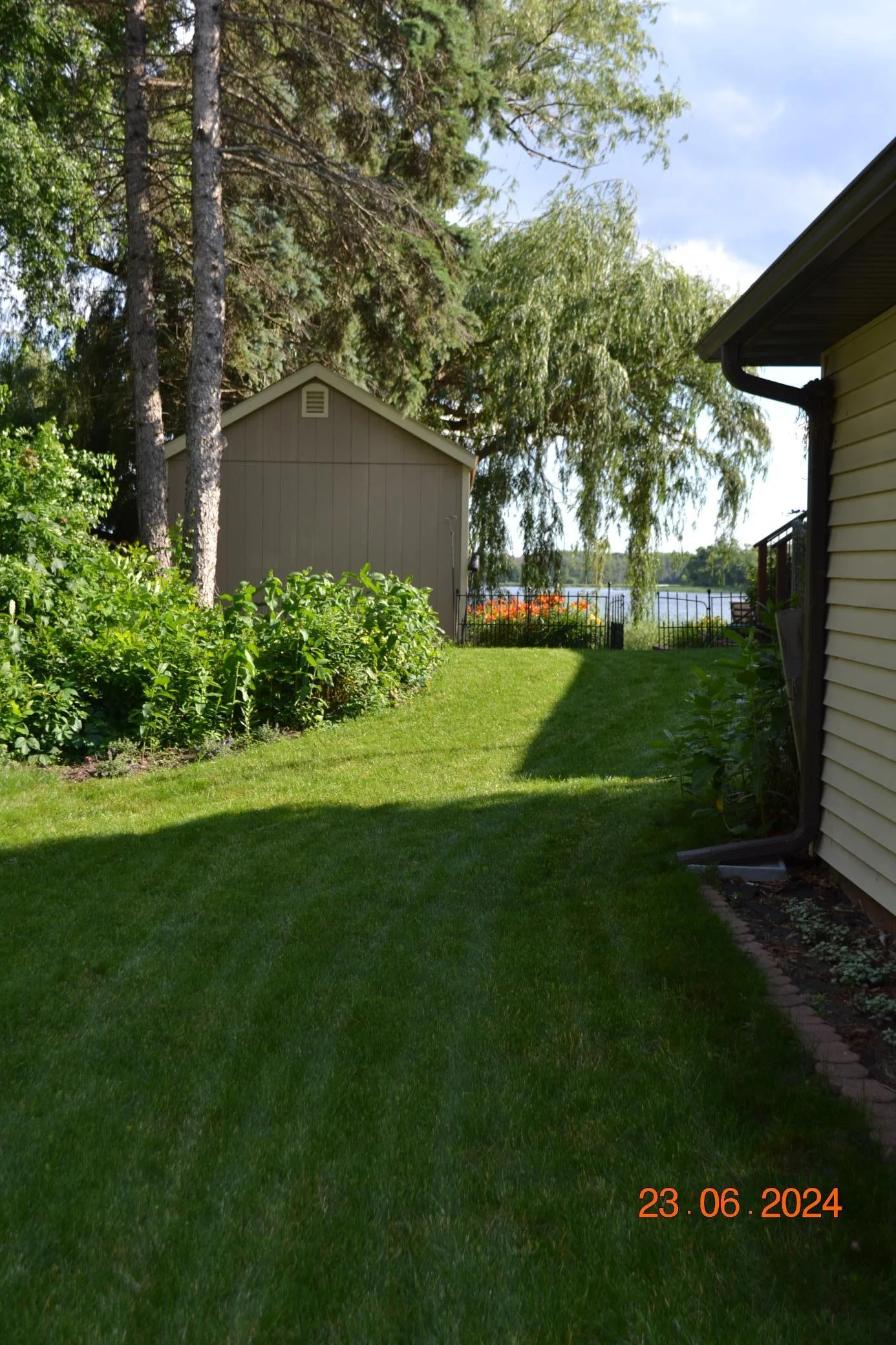 Well maintained lawn and landscaping making it the perfect place to entertain friends and family