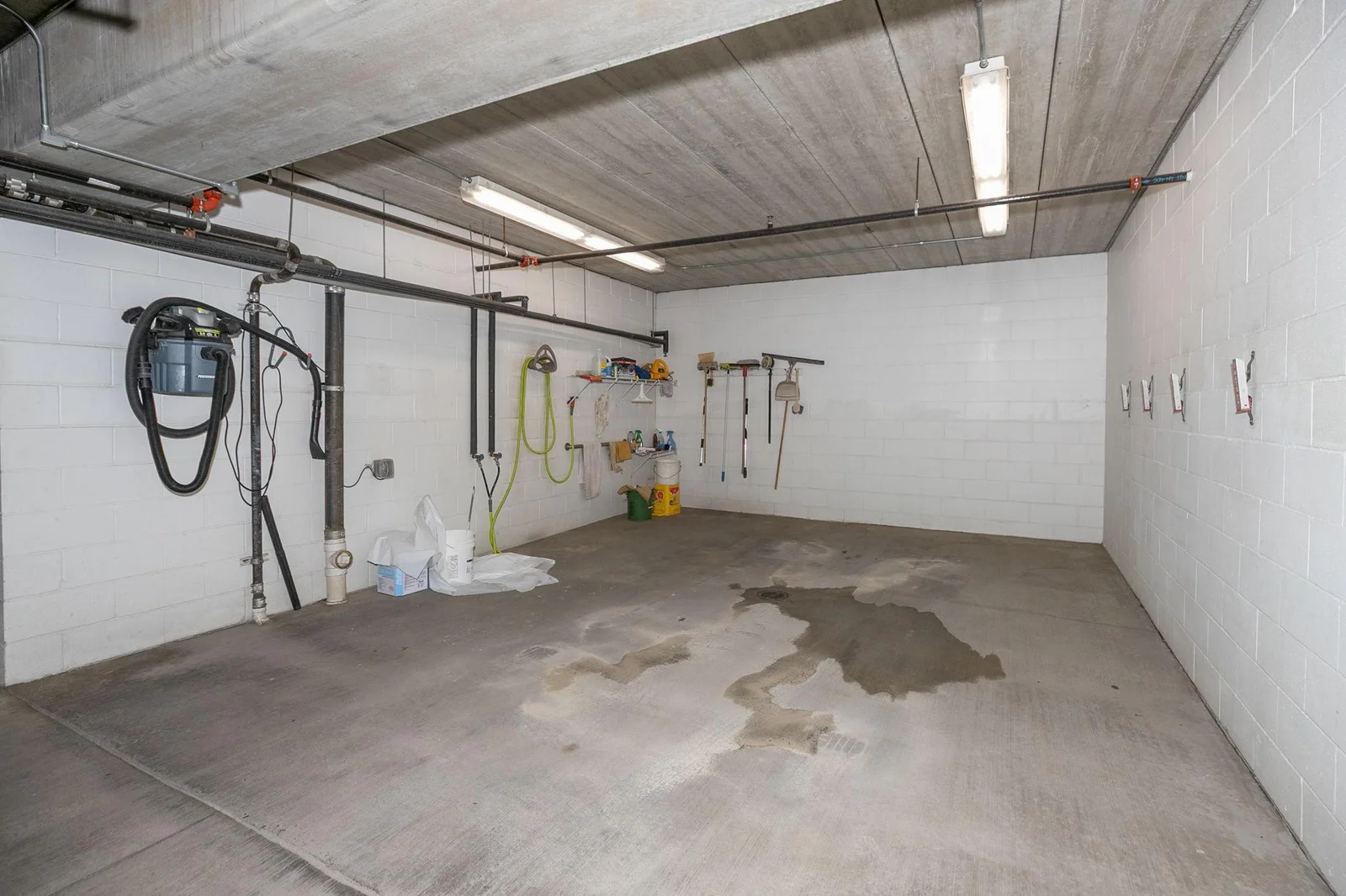 25-web-or-mls-25-Car Wash Area.jpg