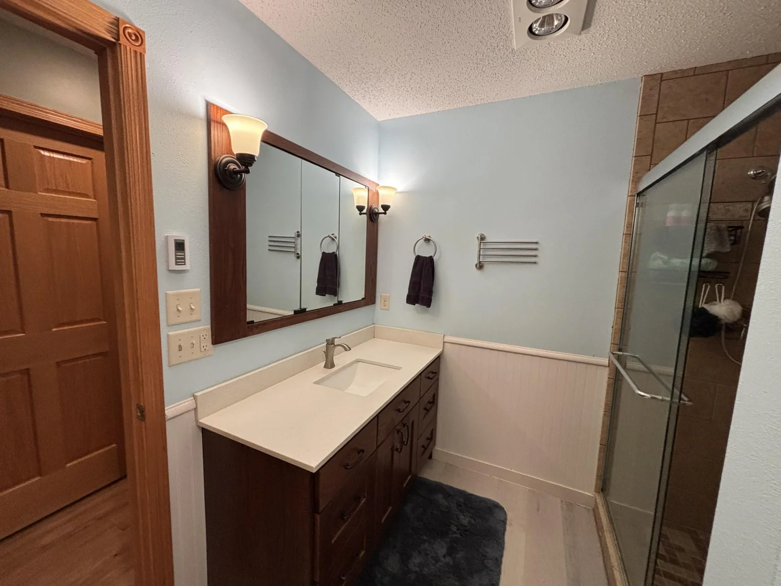 upper bathroom.jpg