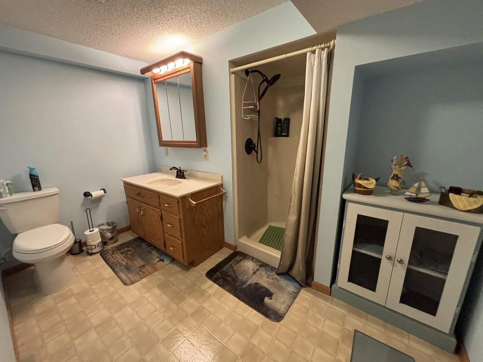lower bathroom.jpg