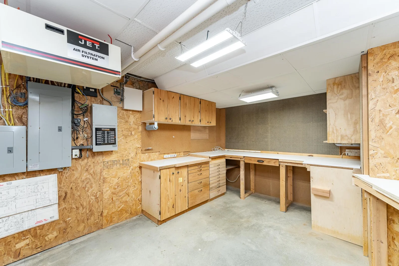 Bonus room 3 was used as a woodworking room with ventilation and air filtration system.