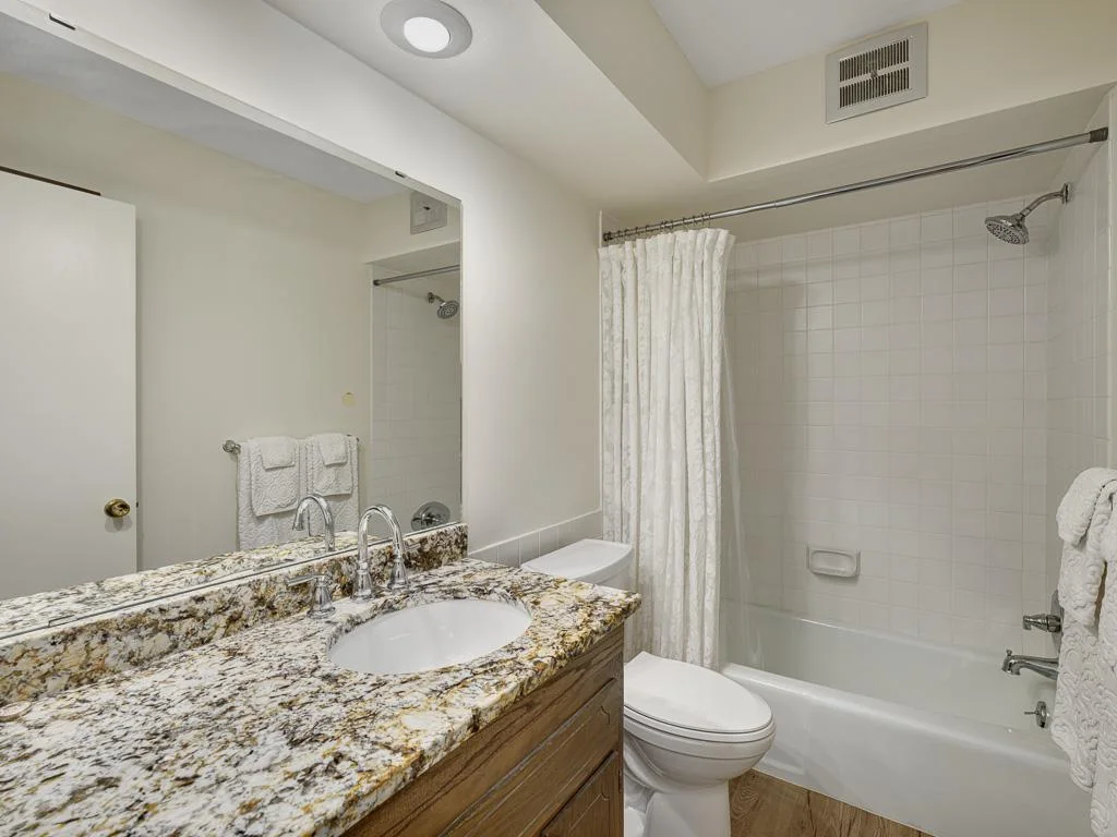 10 - Bathroom.jpg