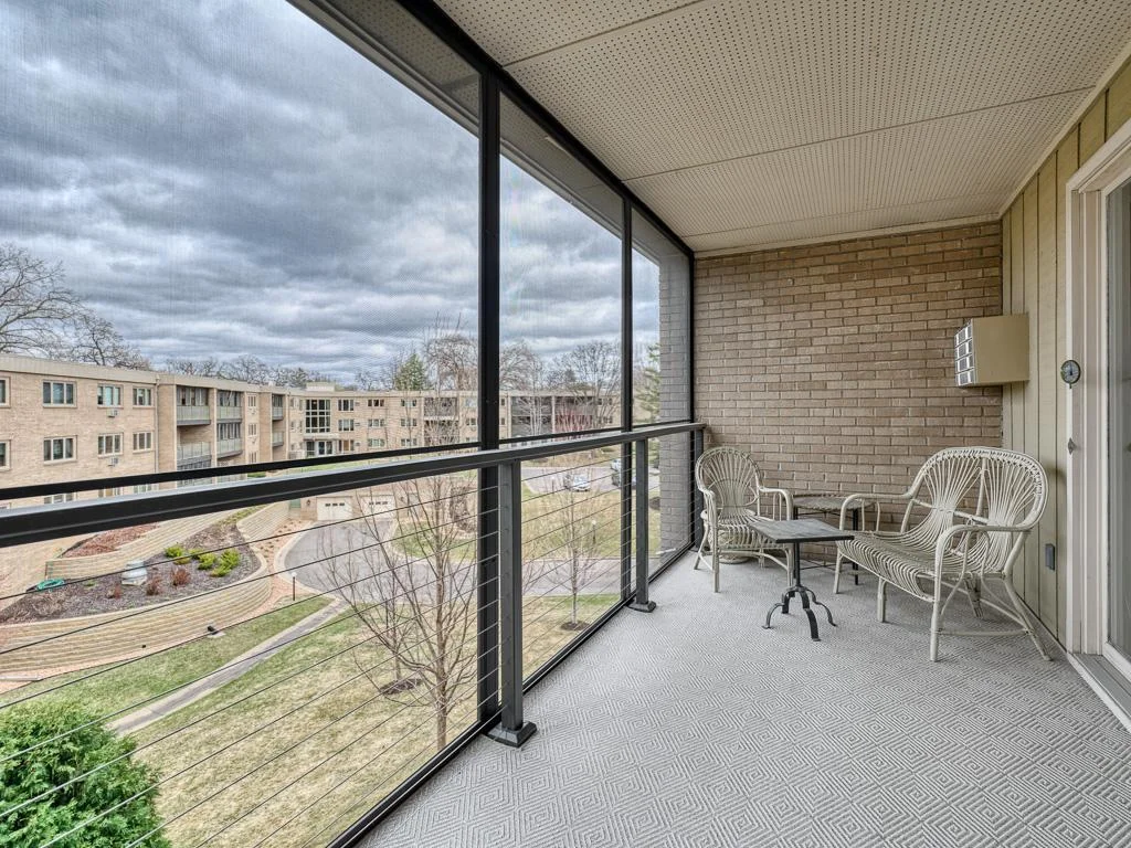 15 - Screened Porch.jpg