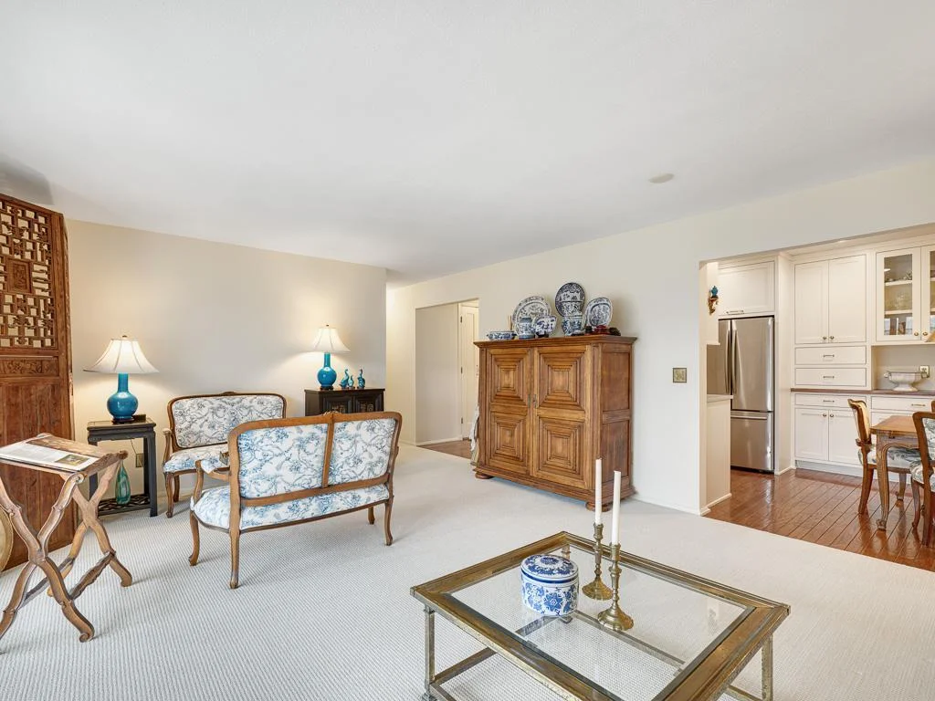 4 - Living Room.jpg