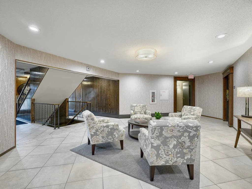 19 - Lobby.jpg