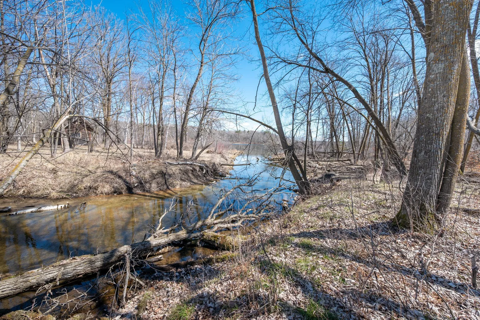 Peaceful setting with access to Little Round and Little Bass Lake!