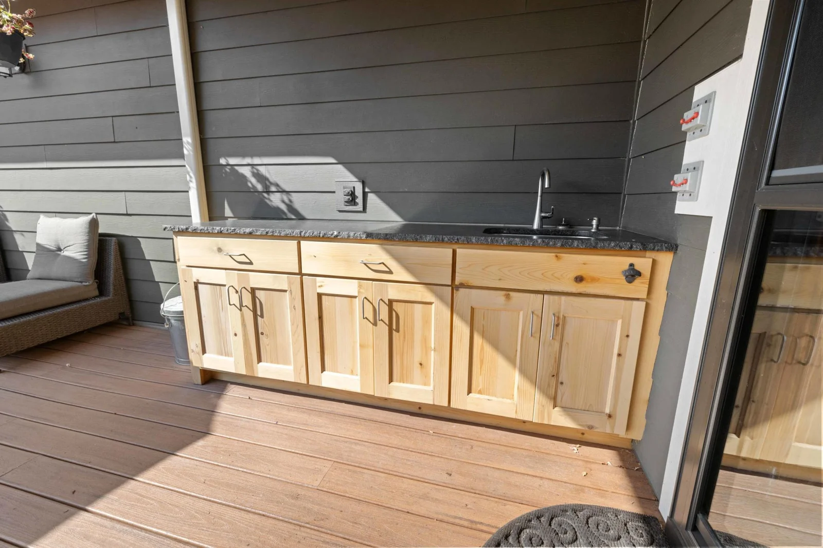 Outdoor kitchenette