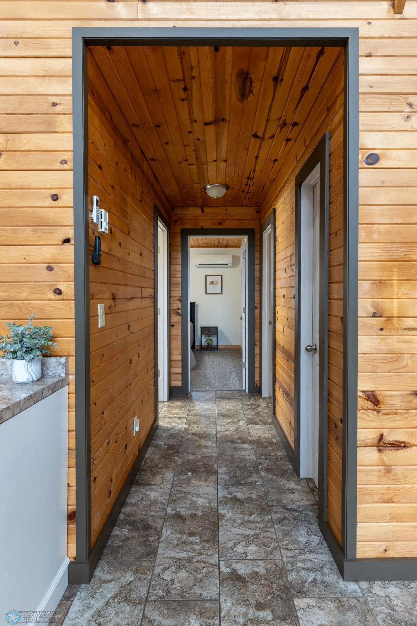 Hallway to bedrooms + bathroom