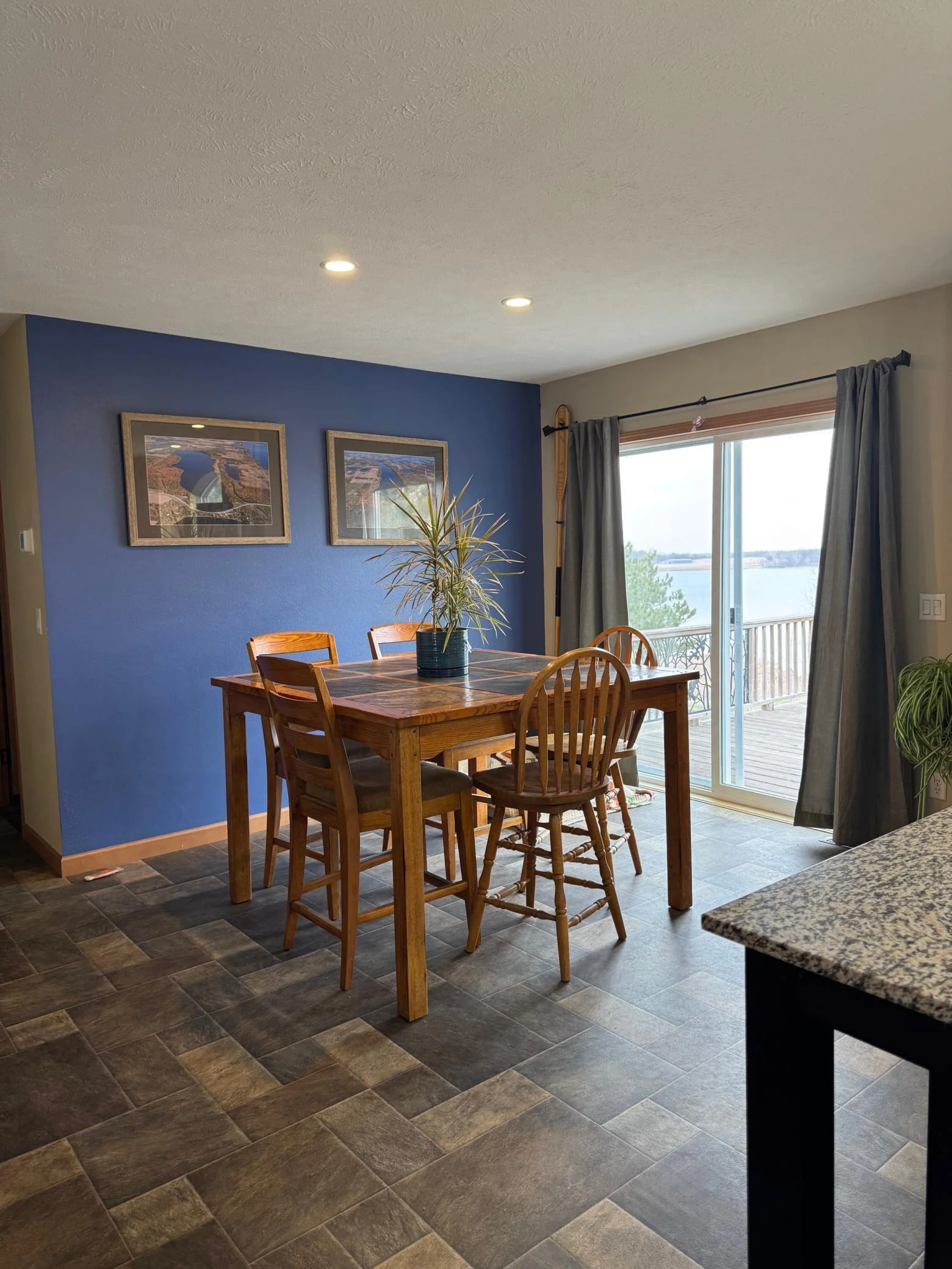 Ea.  Dining area.jpg