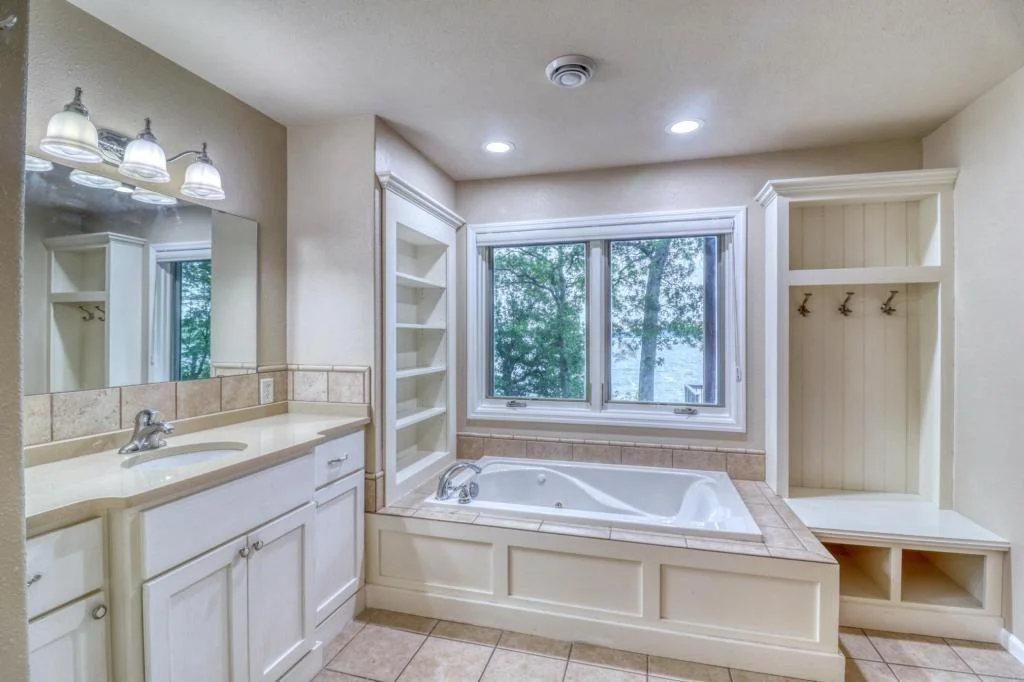 Main Bath 2.jpg