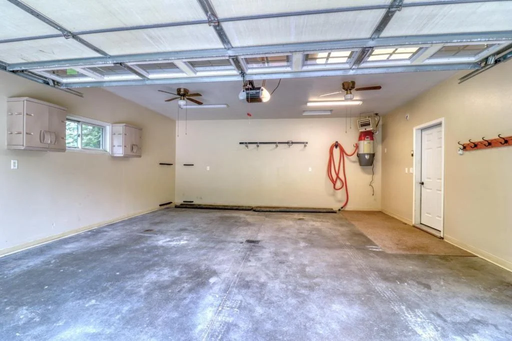 Main attached garage w central vacuum.jpg