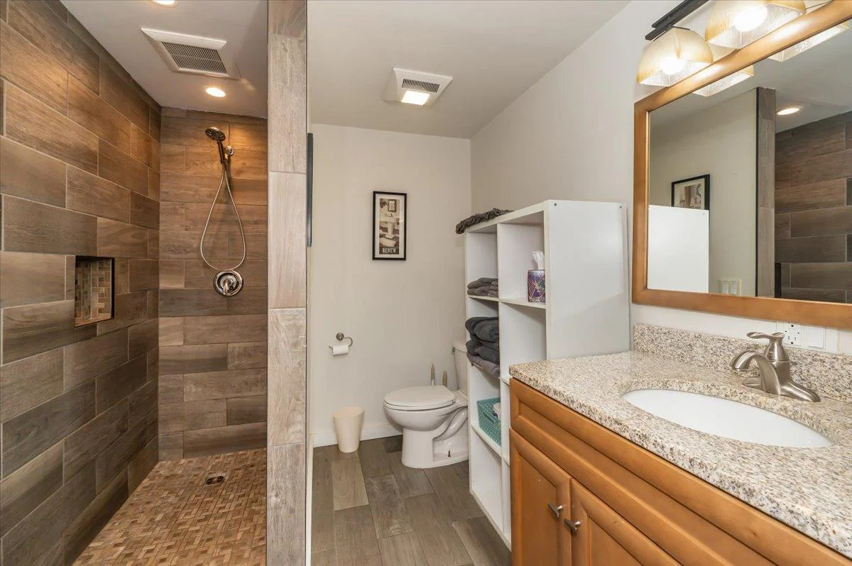 16-Bathroom.jpg