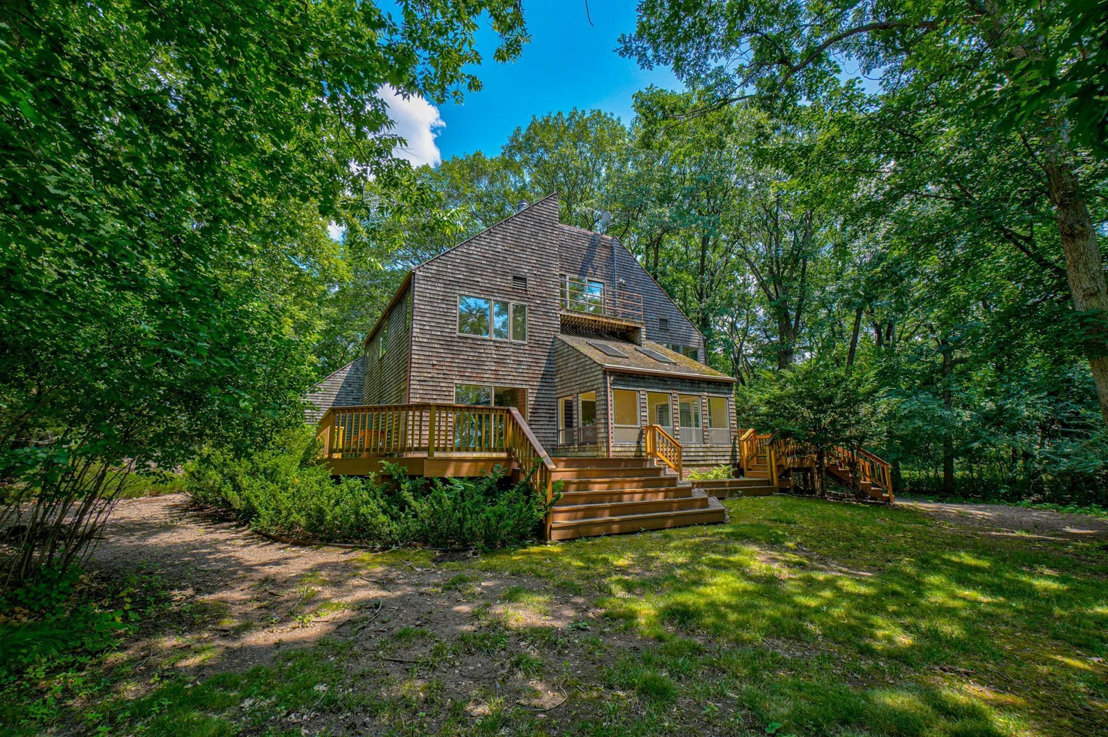 Escape to the stunning backyard to enjoy space, privacy, and all the river lifestyle has to offer.