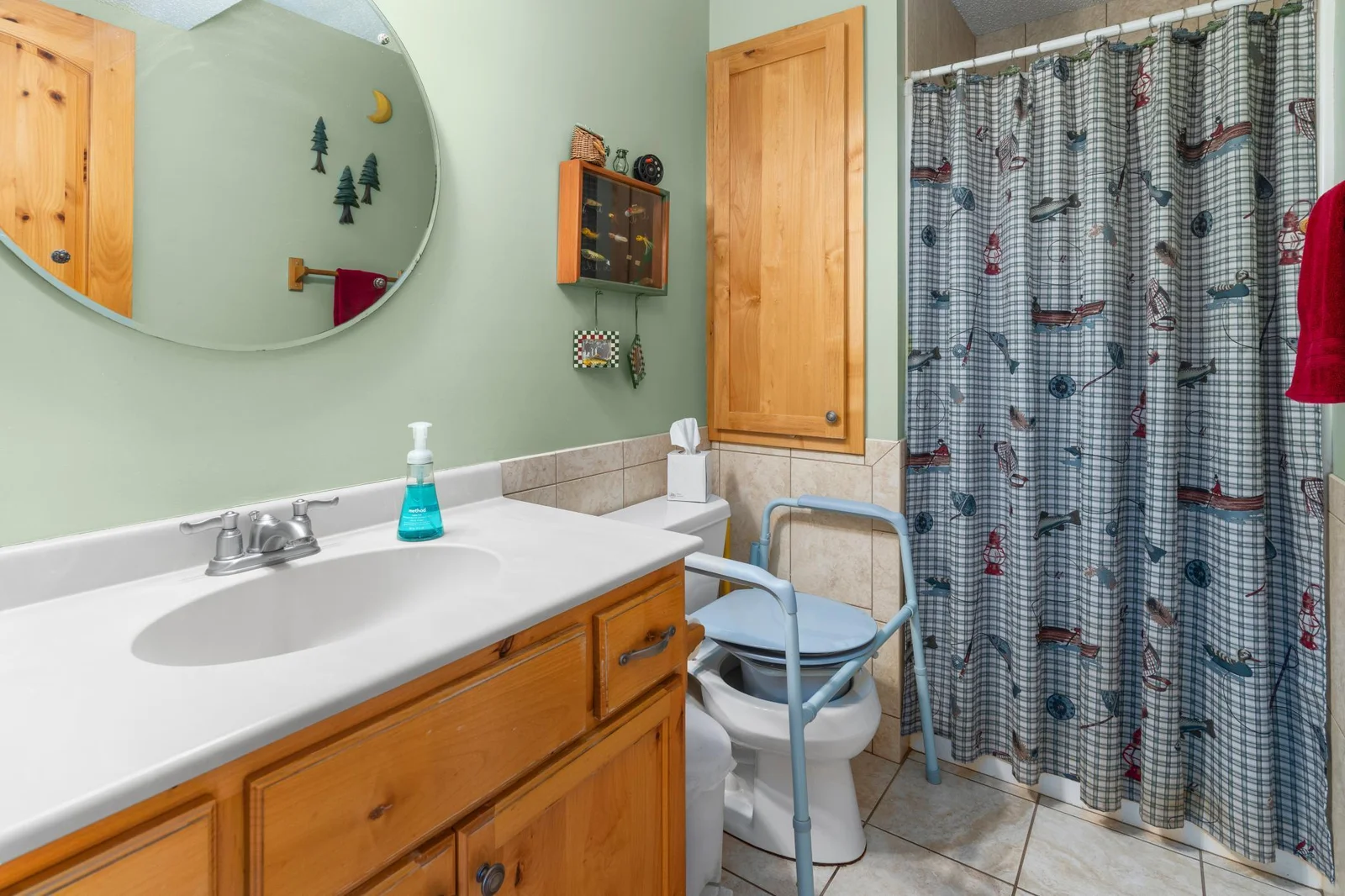 Main floor 3/4 bath