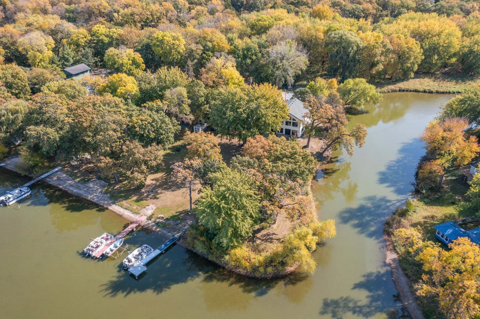80 feet of Lakeshore