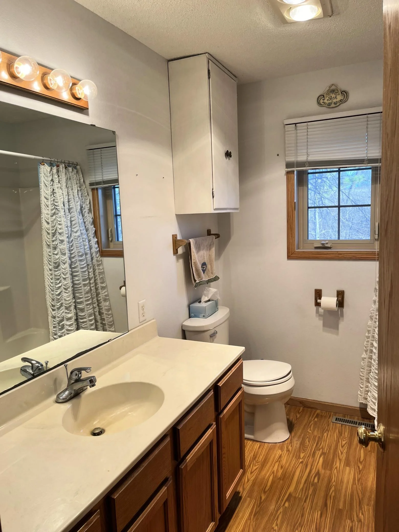Main Level Full Bath.JPG