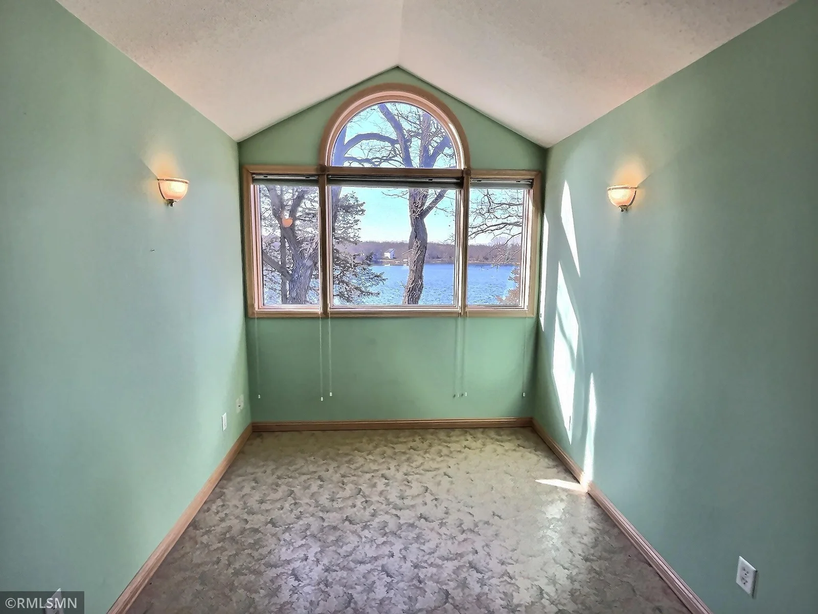 Upper level sun room with great view to the lake.