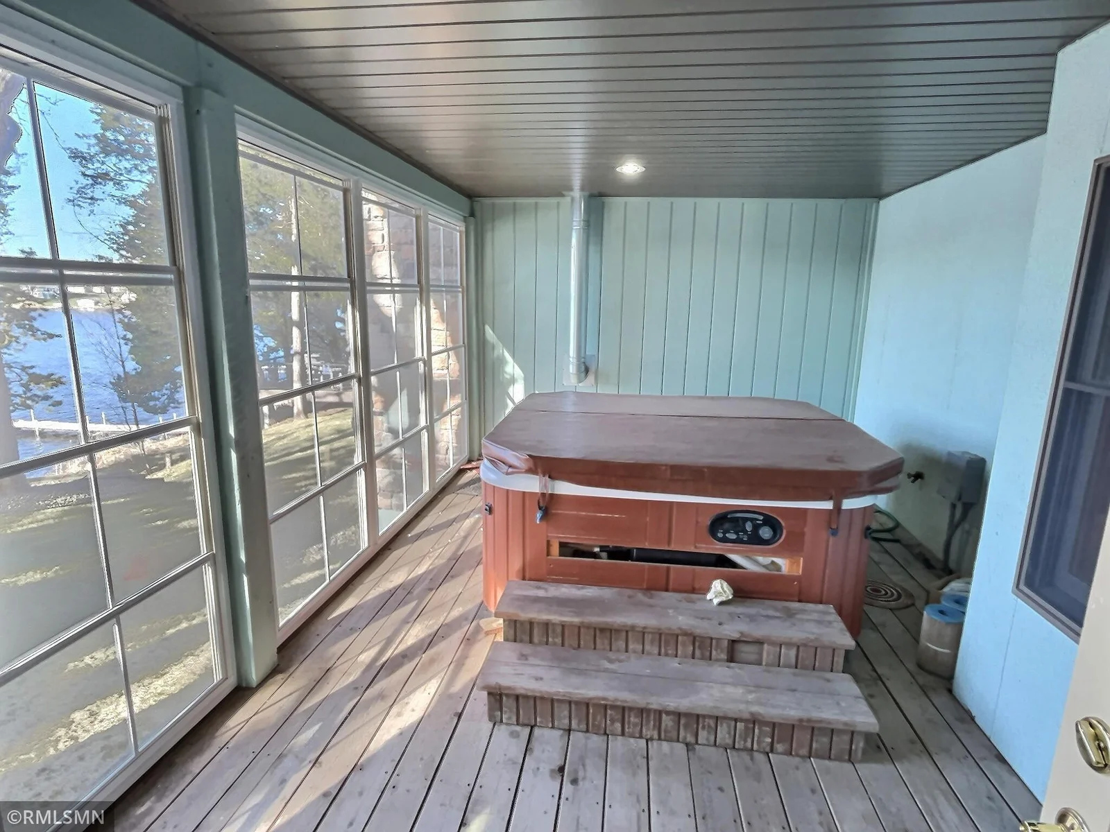 Enjoy the hot tub jacuzzi in this screened and openable vinyl windows.