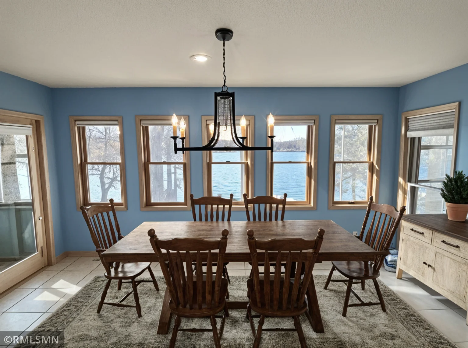 AI generated staging of sunroom.
