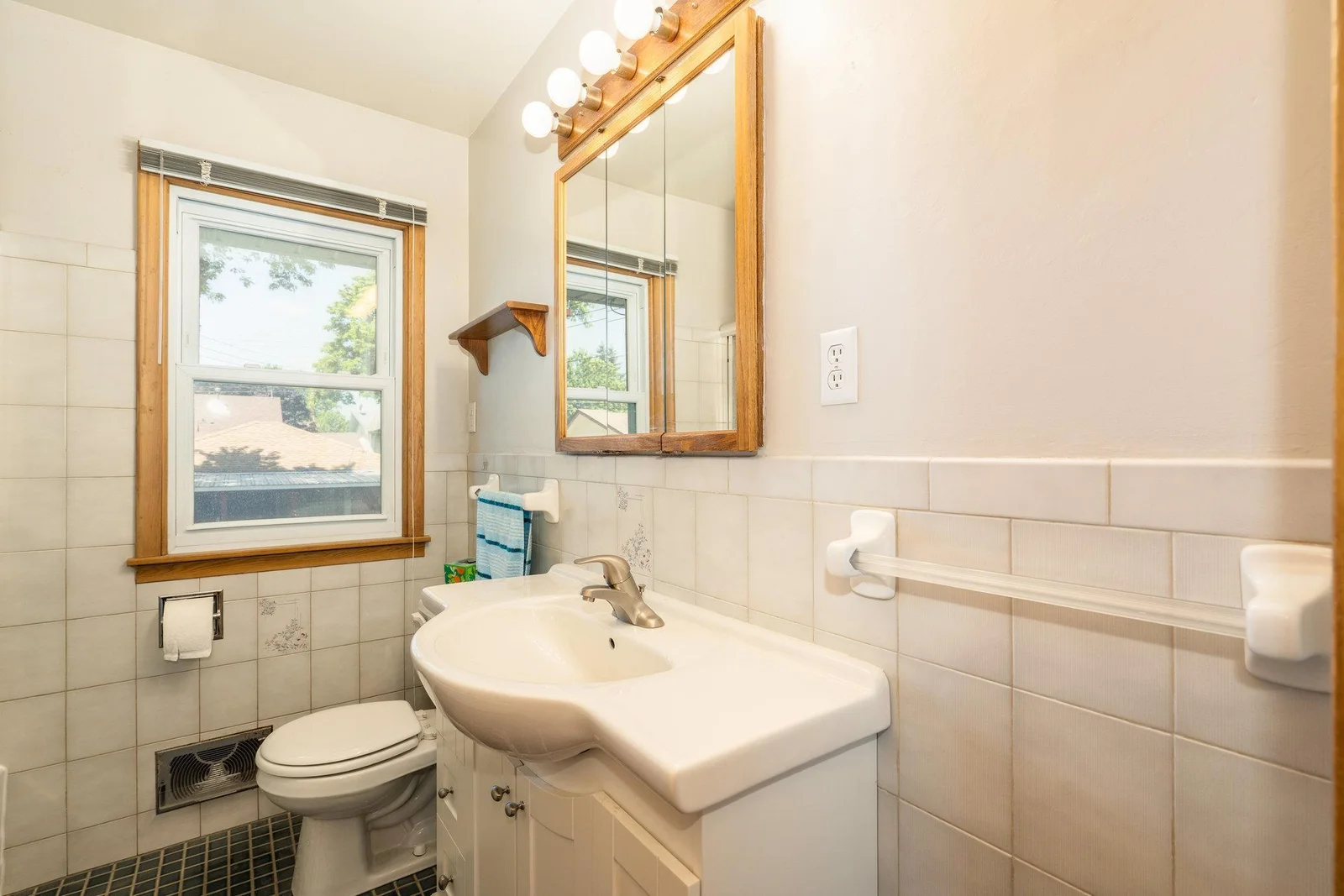 Main level full bath