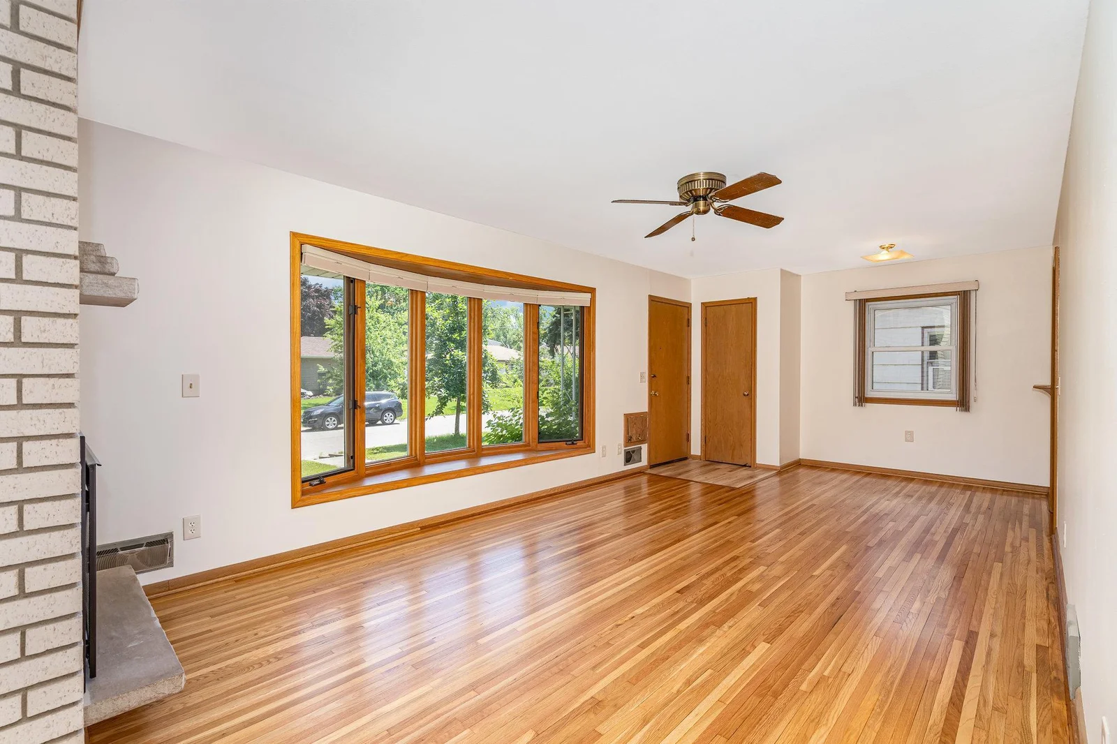 Nice bay window, ceiling fan, lots of extras!