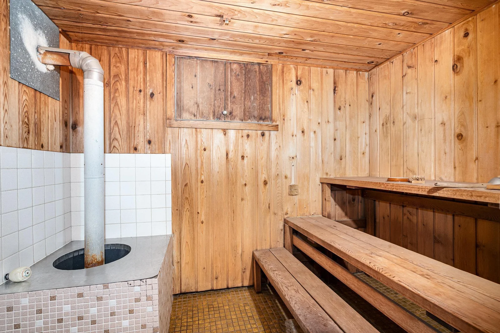 Built in sauna or could remove and make a 5th BR