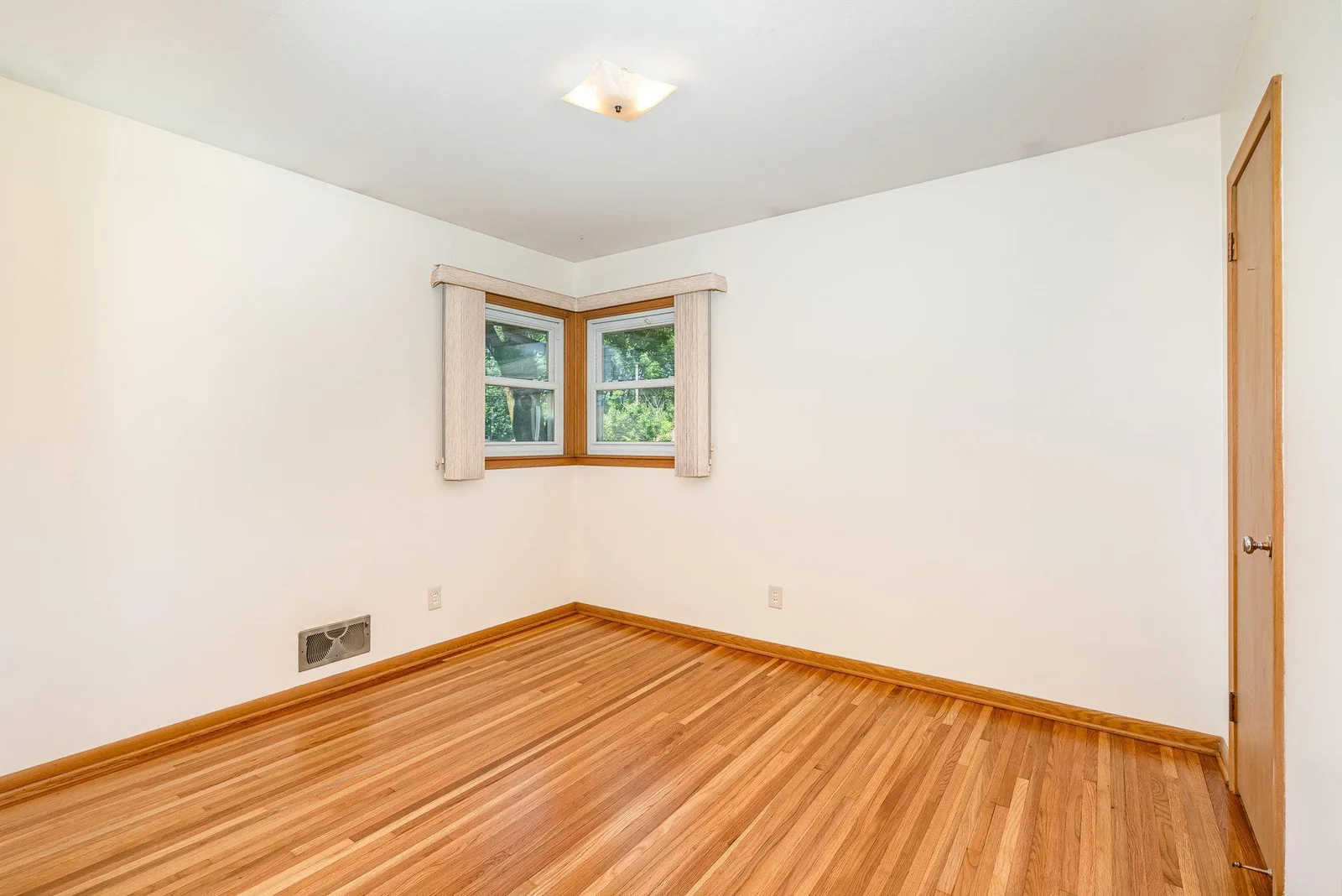 BR2 Newer windows and move in ready