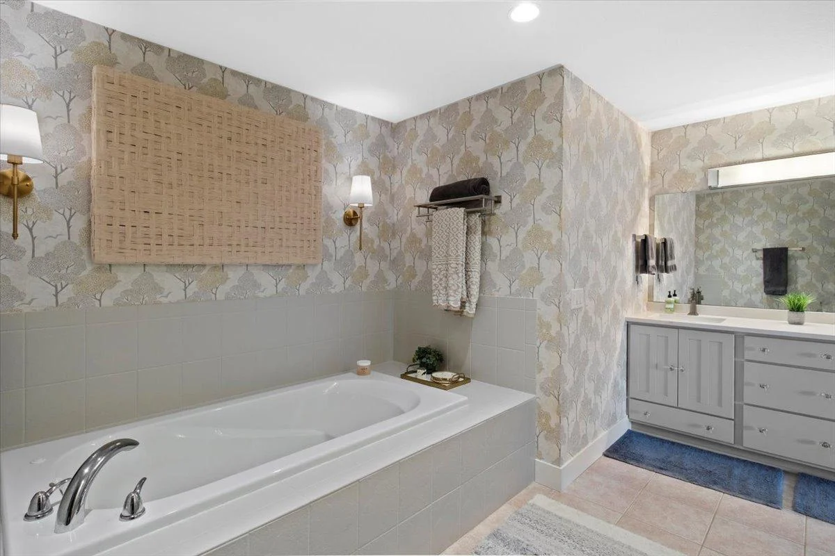 Primary Full En-Suite Bath