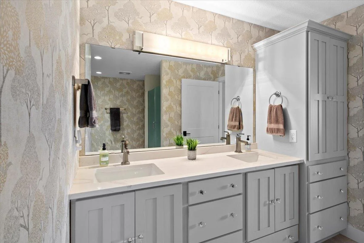 Primary Full En-Suite Bath