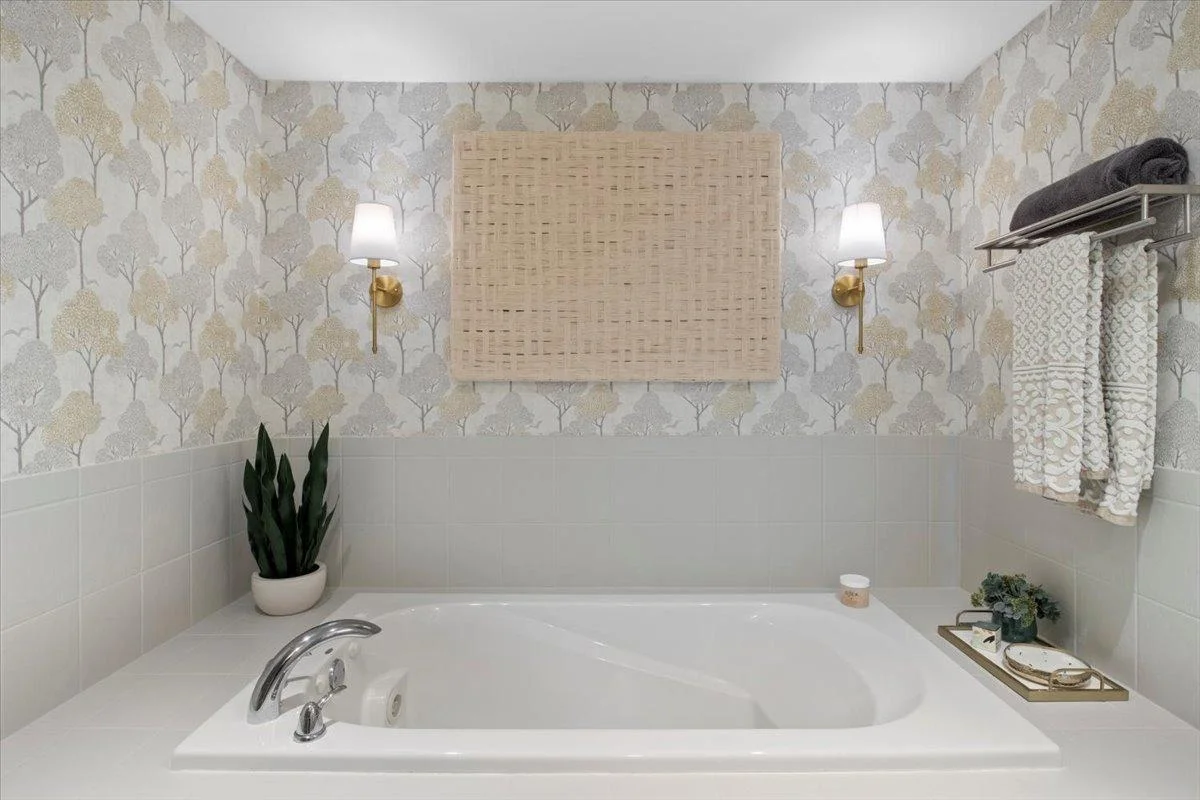 Primary Full En-Suite Bath