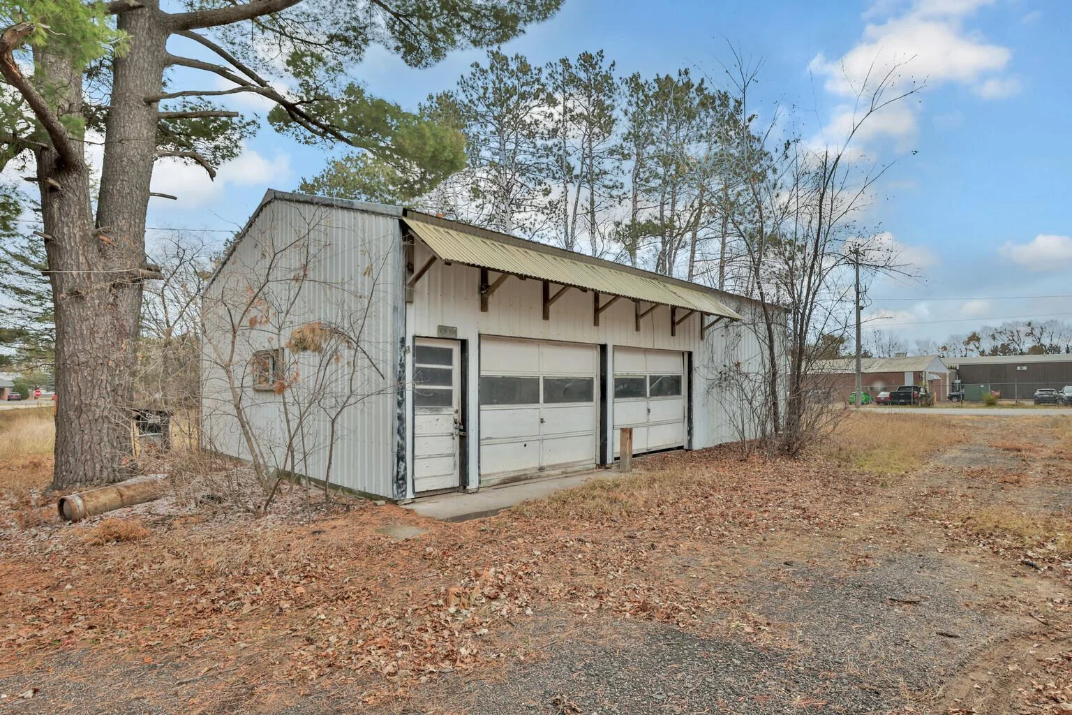 30 x 40 pole barn with two roll up doors.