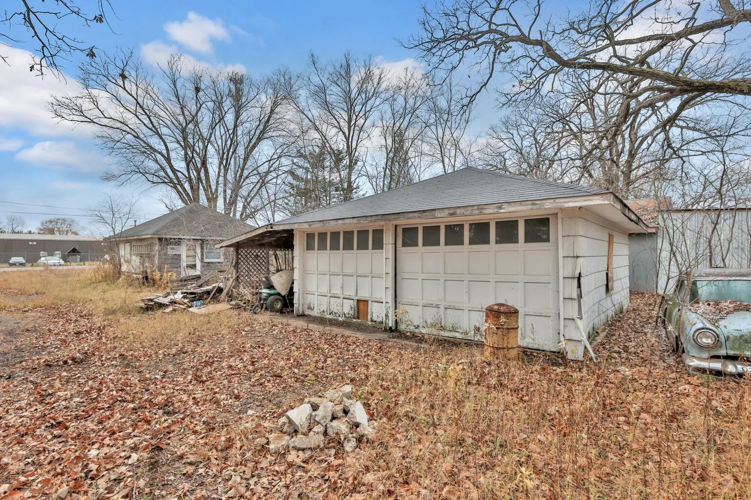 Detached 2 car garage.