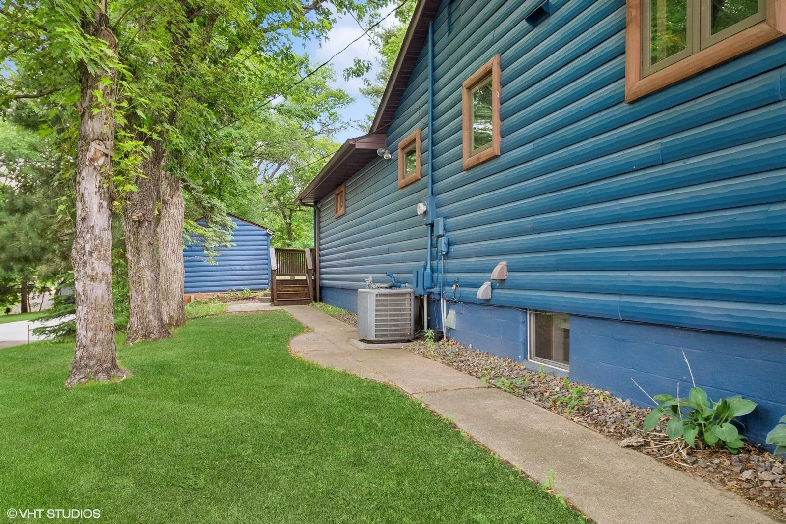 Side walk from front all the way to the lake