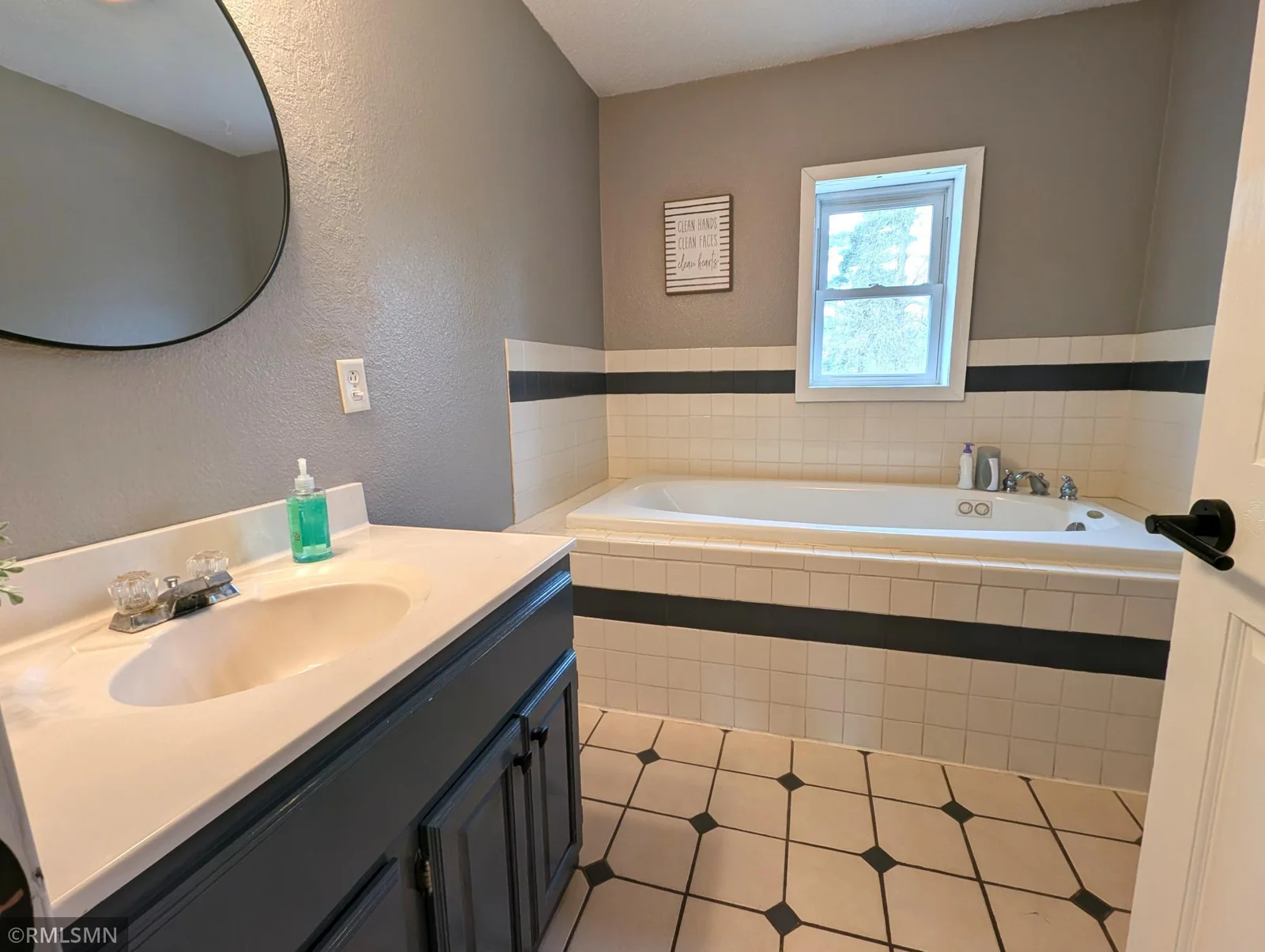 Jetted tub