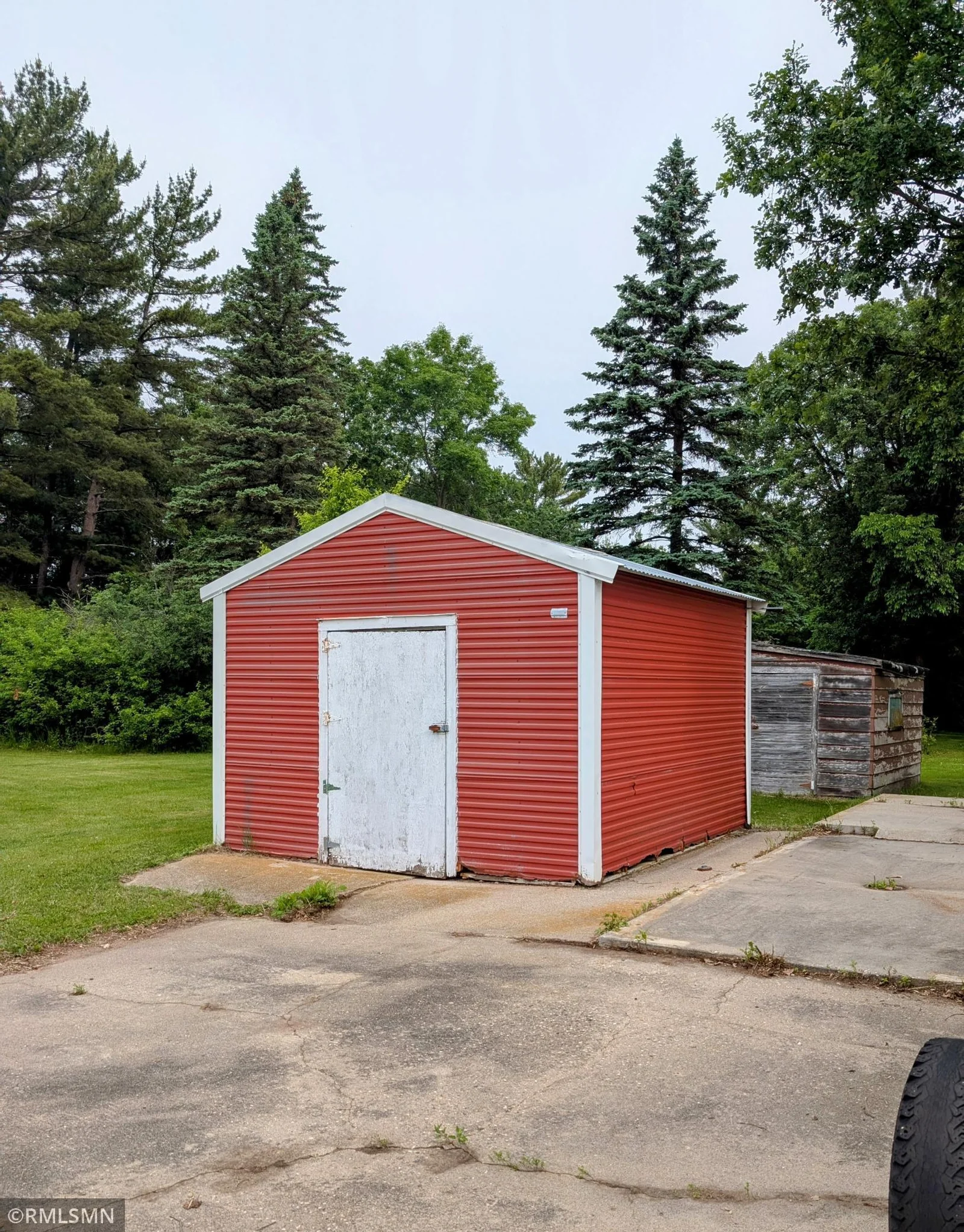 Plus 2 utility/storage sheds