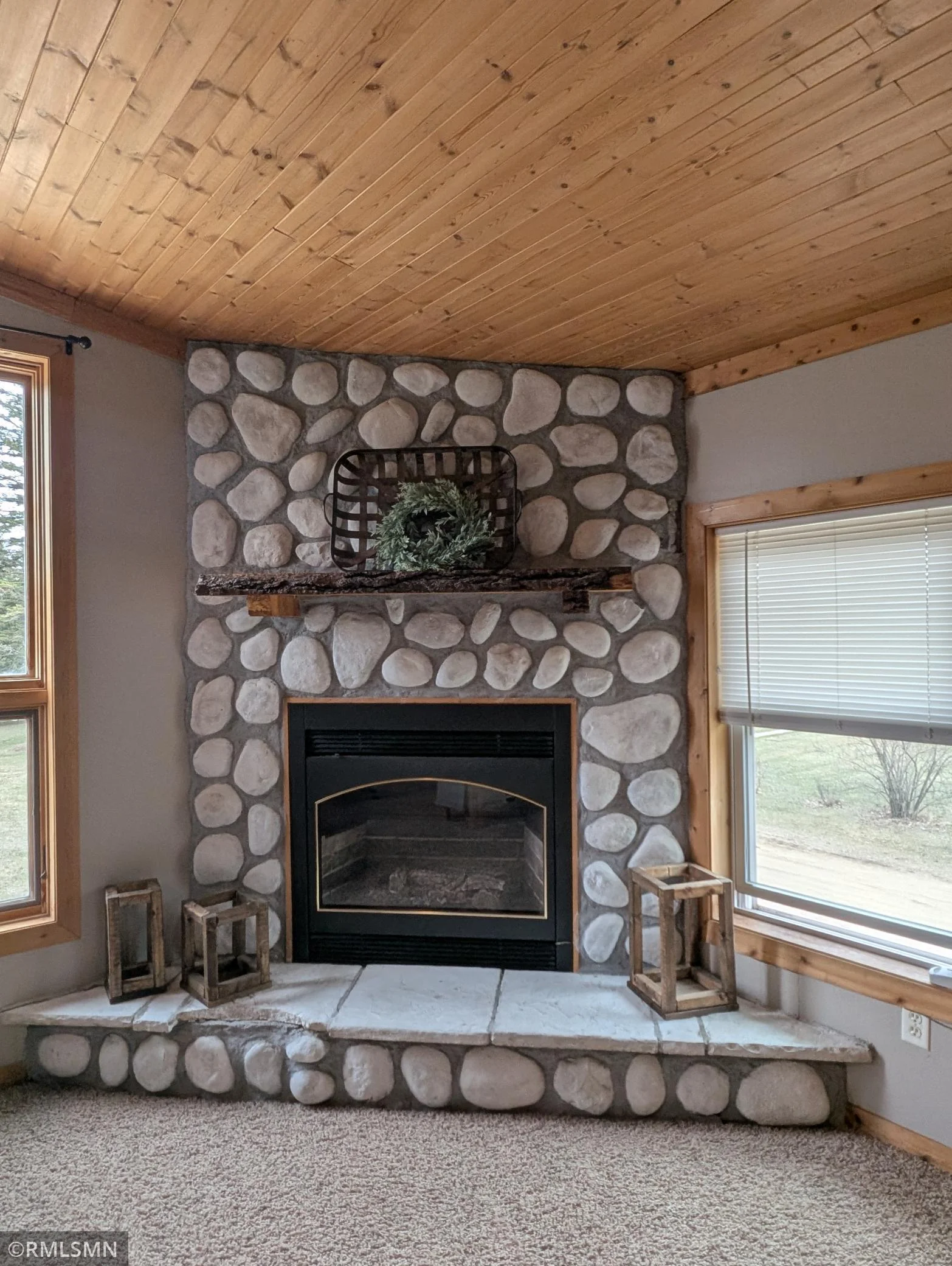 Gas fireplace