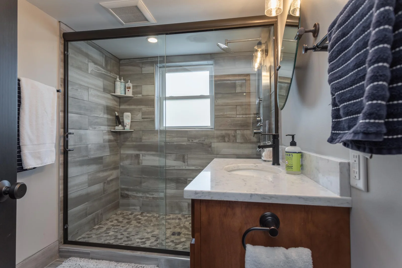Cabin bath with spa shower