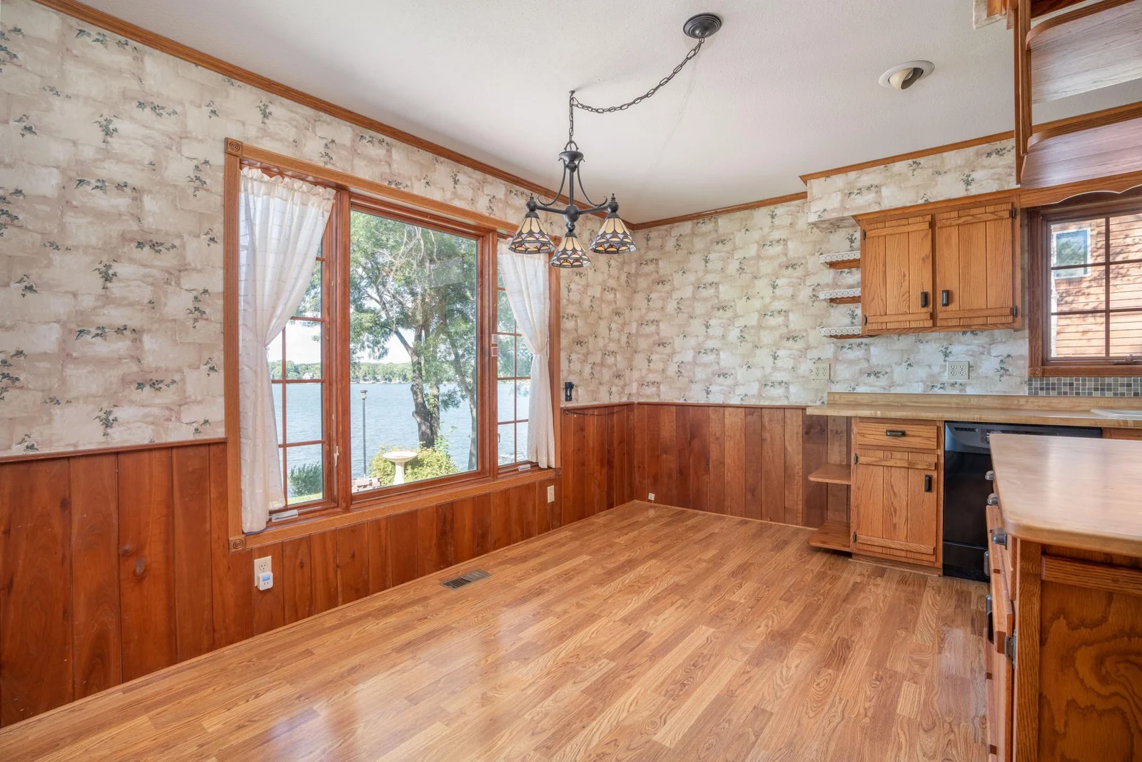 Eat-in Kitchen View 1.jpg