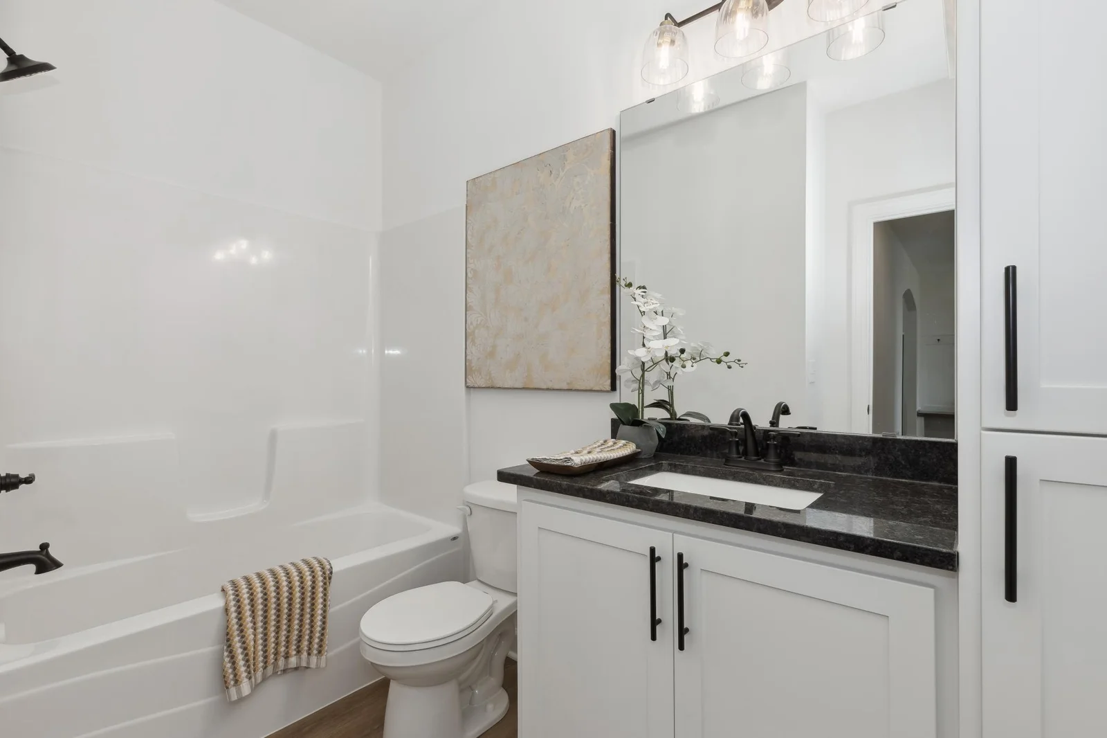 Main floor full bathroom