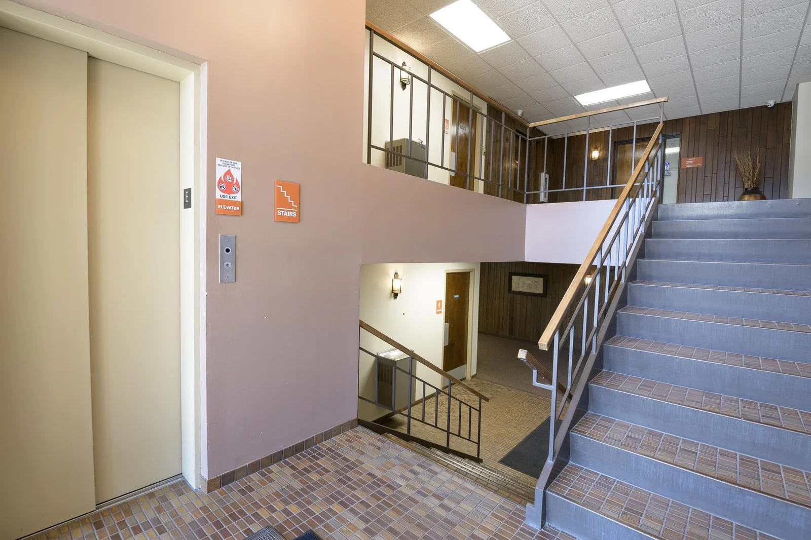 Accessible professional space with well-maintained public spaces and elevator