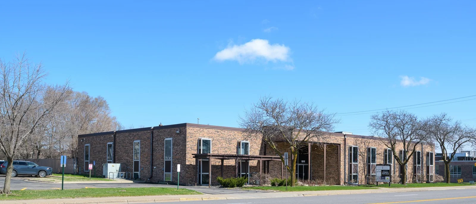 Great location with tons of parking