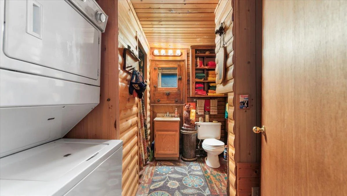 Main Bath with Laundry