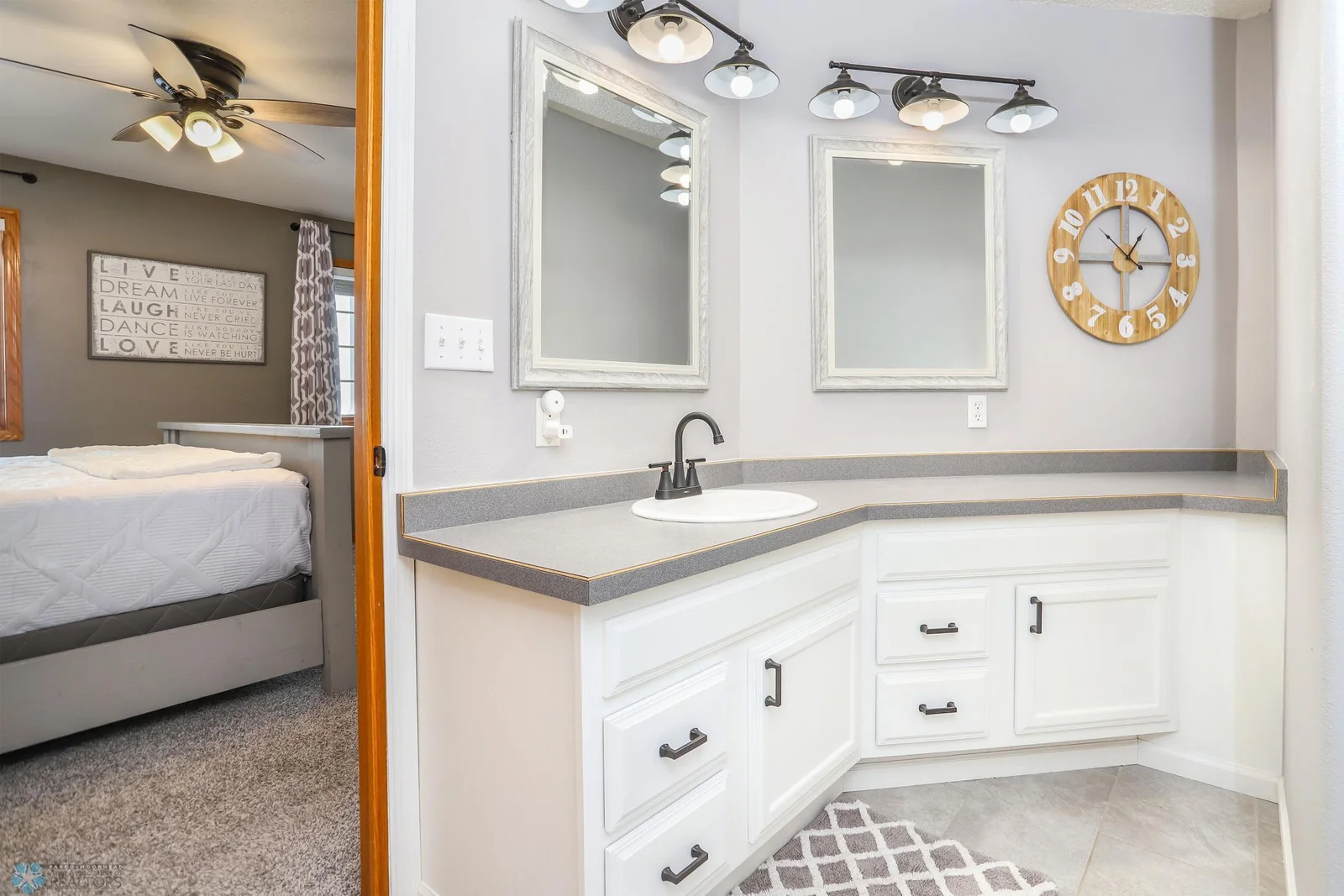 Full bath in primary bedroom