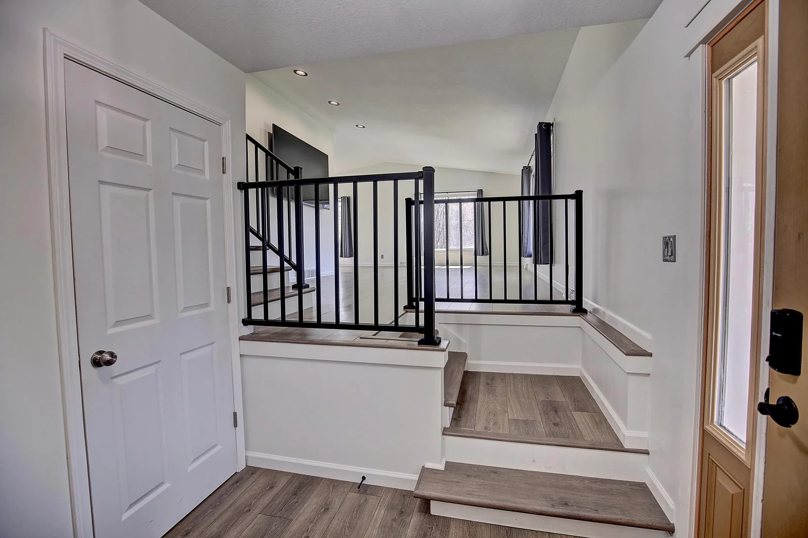 Foyer to 1st level