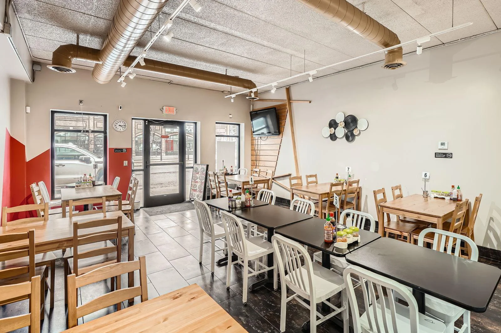 712 University Ave W - Web Quality - 003 - 03 Dining Area.jpg
